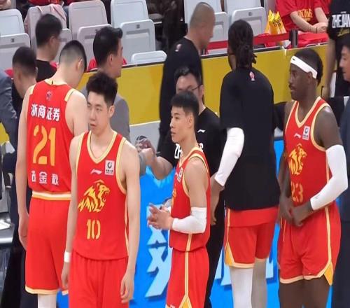 廣廈男籃24分大勝，21淘汰山西晉級(jí)四強(qiáng)，胡金秋15+7險(xiǎn)受傷