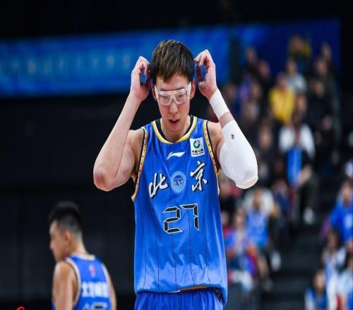 不配當(dāng)周琦替補(bǔ)！北京隊(duì)晉級(jí)，28歲中鋒被棄用，頂薪明年到期