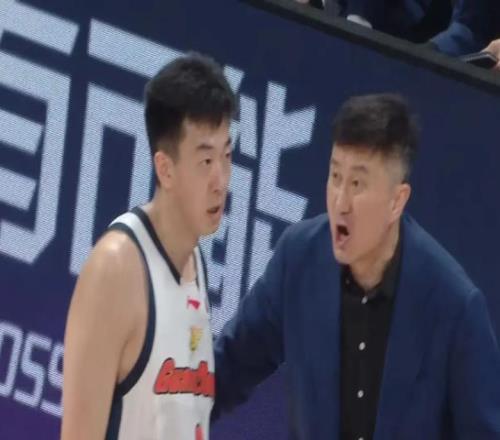 廣東首發(fā)中鋒離隊(duì)，場(chǎng)均僅5.4分3.2籃板，卻是杜鋒最信賴的內(nèi)線