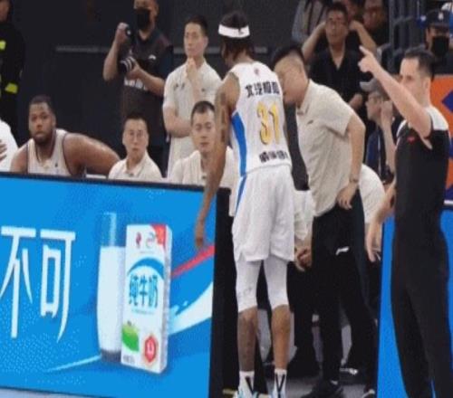 北京男籃遭打擊：阿隆德斯左腿拉傷提前退賽13分鐘高效14分