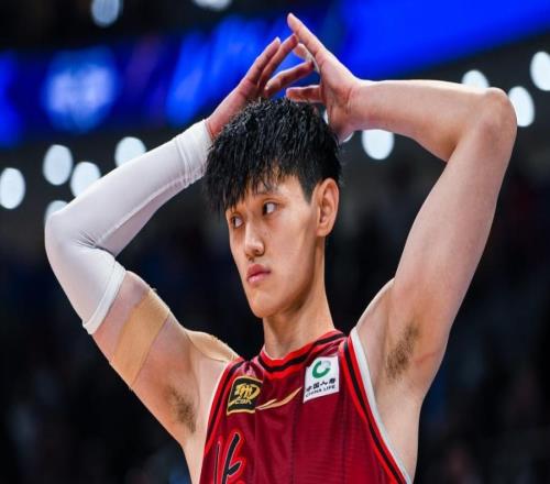 對(duì)比明顯！張鎮(zhèn)麟17+5本土最高獻(xiàn)制勝三分曾凡博僅2分正負(fù)值最差