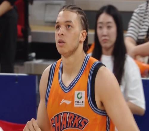 上海男籃半決賽G1險(xiǎn)勝北京，張鎮(zhèn)麟決勝時(shí)刻兩記三分拒絕逆轉(zhuǎn)