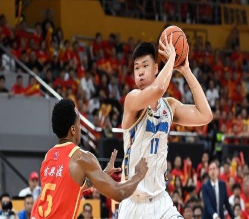CBA全明星中鋒郁郁不得志！簽下四年頂薪合同，卻被主教練棄用