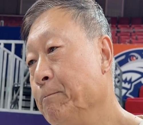 李秋平：上海隊(duì)今年?duì)幑谙Ｍ艽螅騿T在場(chǎng)上重點(diǎn)要大膽、果斷