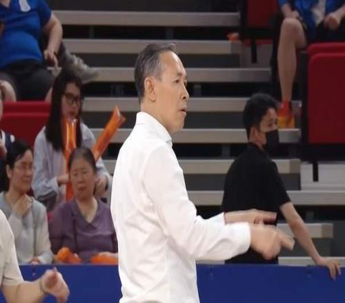 558！上海男籃輸?shù)谜娌辉?，許利民用一招掀翻強敵，楊鳴一針見血