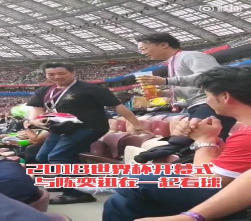 陈奕迅也是球迷啊拿一大杯啤酒畅饮看球