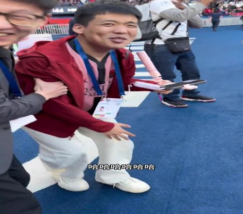足球博主王楚淇现场观战巴黎vs欧塞尔，被巴尔科拉怒抽一脚