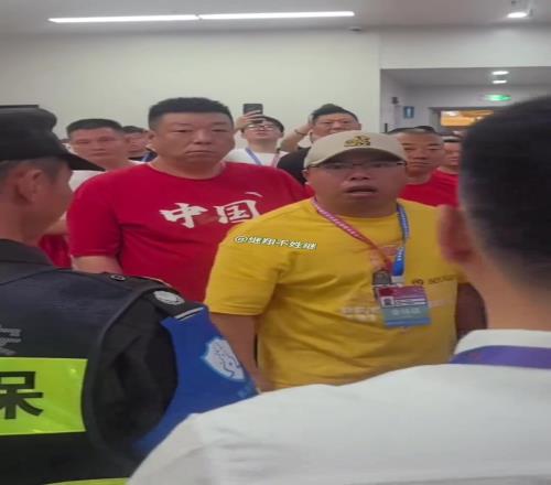 看着好凶啊！昨晚赛后，广厦一工作人员在通道疑似狂喷裁判！