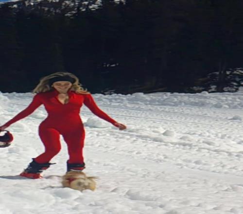 SHIT！卡里乌斯老婆紧身大红滑雪服勾勒出S型身材
