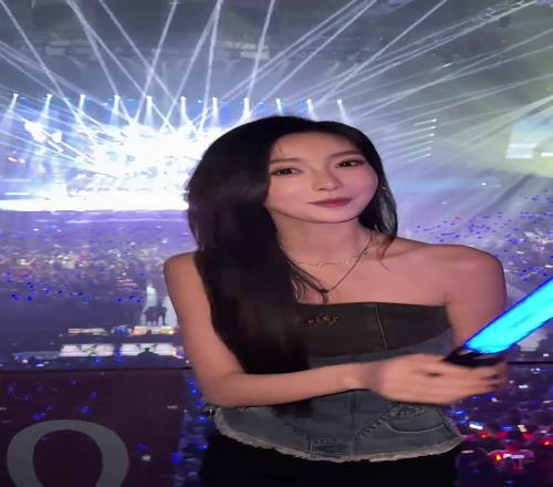 这穿搭好吸睛啊！美女主播金佳悦现身张学友演唱会