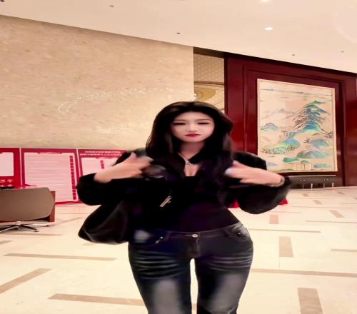 女朋友还得找会踢球的，我看国安女门将就很不错呀