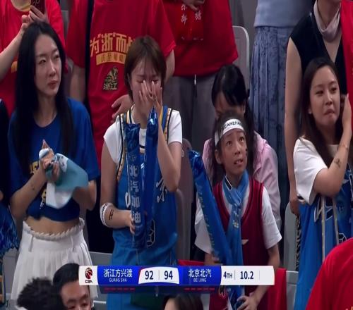 昨日翟晓川罚进最后关键两罚时，场边一北京女球迷激动哭了！