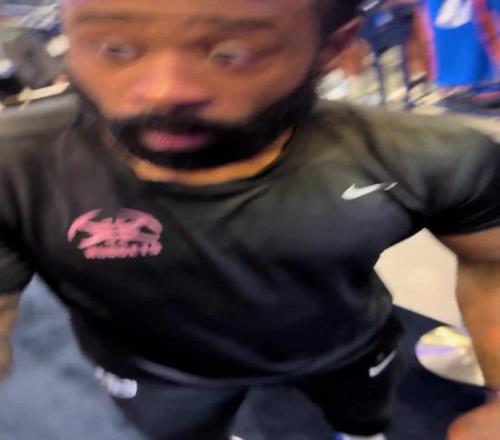 受宠若惊！小乔丹发现球迷拿着自己的快船球衣瞬间瞳孔放大