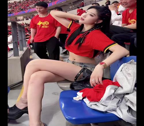这国安女门将竟然打了肚钉，现在年轻人都玩的这么花啊