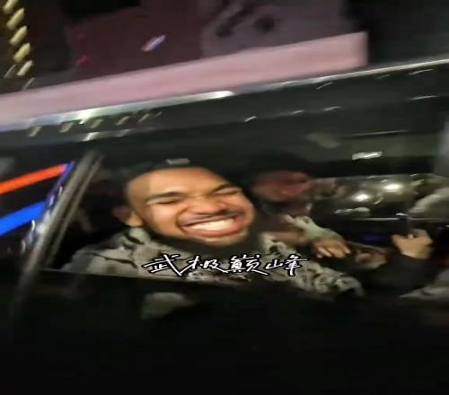 笑嘻了！唐斯坐车离开时被尼克斯球迷围住欢呼