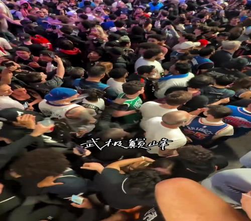 这也太勇了！至少他没有因为主队被淘汰而脱掉球衣！