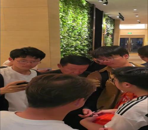 泰山队已抵达青岛，主帅崔康熙在下榻酒店受到铁杆球迷的热烈追捧
