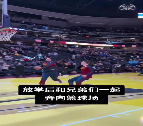 威少和约基奇这一幕像极了我们当年下课占球场的样子