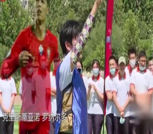 他太懂了！名场面：秦昊在节目上背C罗梅西立牌踢点球！