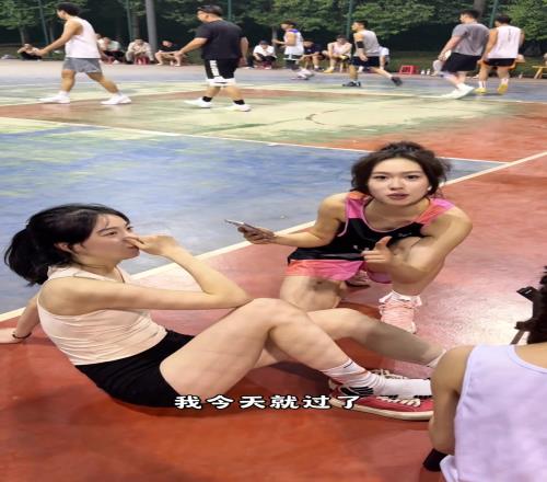 打篮球女孩子的脚到底臭不臭有没有闻过的兄弟