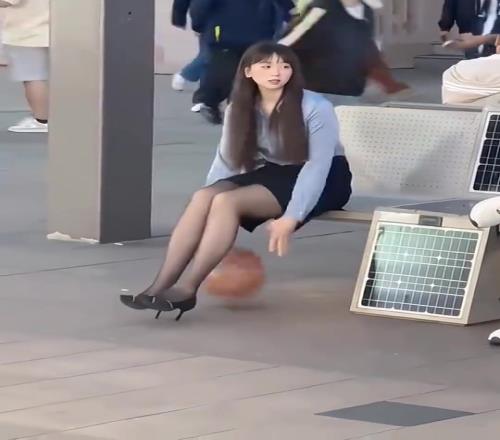 黑丝美女的胯下运球，她还真有点东西啊