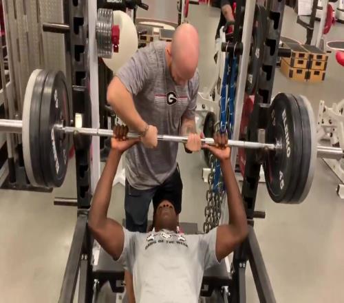 确实猛男！爱德华兹17岁时卧推推起275磅125kg
