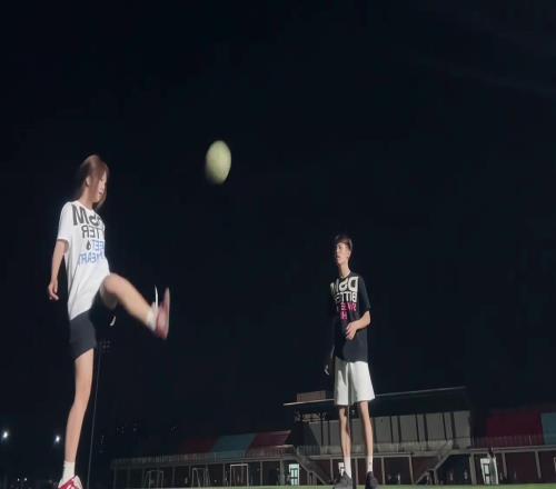 小伙子你捡到宝了，陪你一起踢球的女孩