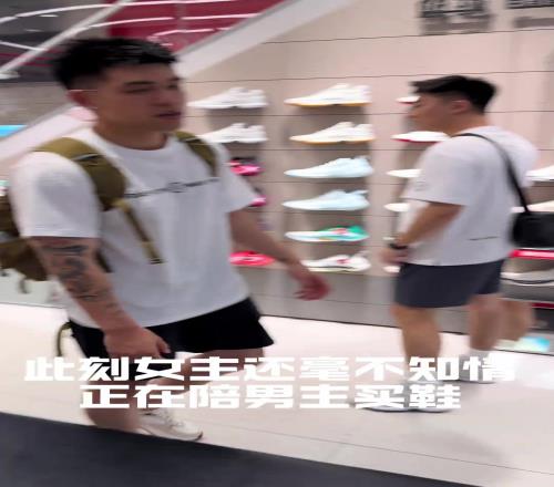 李宁拉塞尔中国行期间，Dlo现身粉丝求婚现场送上美好祝愿