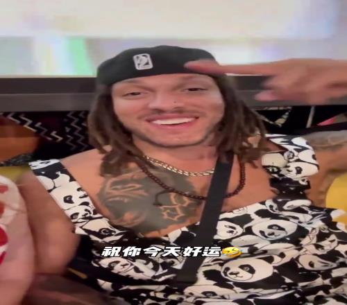 反差猛男戈登身穿可爱熊猫背带裤胸前猩猩纹身抢镜