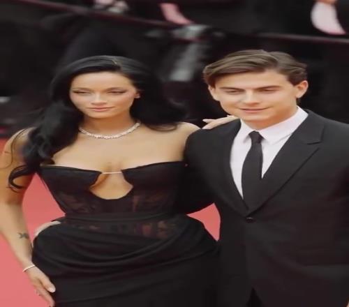 迪巴拉与妻子走红毯，小魔仙比他老婆还靓