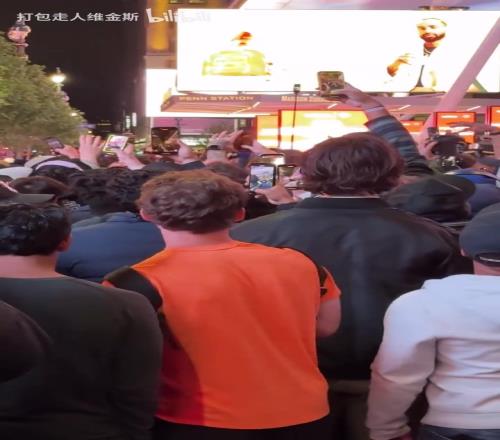 这就是篮球！比赛还剩4分钟时尼克斯球迷高喊“4场拿下”！
