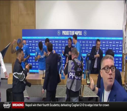 唱跳高歌庆祝！那不勒斯球员大闹孔蒂发布会！