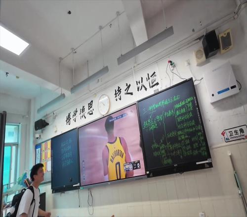 瞬间沸腾疯狂蹦跳！当学校学生一帮人偷偷看球赛见证哈利伯顿绝平