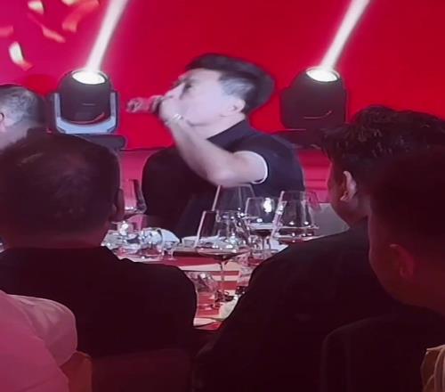 看到镜头还捂着脸！李春江现身广厦庆功宴端起酒杯直接一口闷