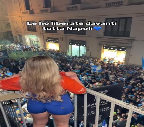 那不勒斯女球迷掀衣送福利：爸爸，对不起，但承诺就是承诺！