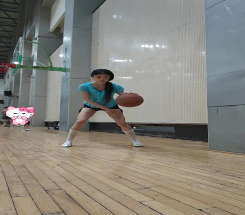 别笑话她，会打球的谁不是这么过来的