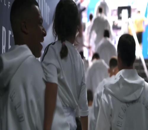 巴斯克斯主场告别战，姆巴佩入场时抱着巴斯克斯的女儿