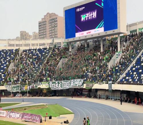 实拍：国安球迷整齐划一的助威声直接震惊了石家庄球迷