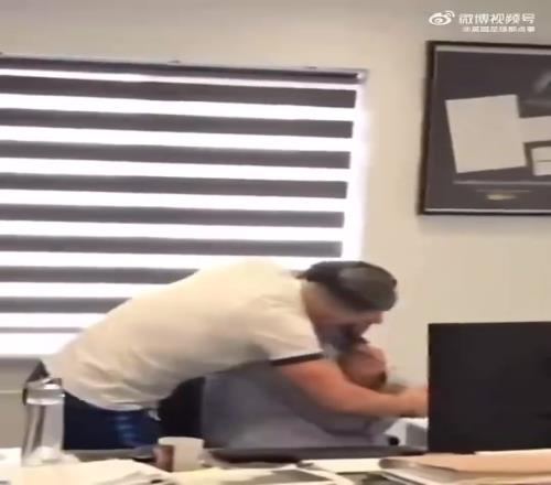 因左脚先进门被辞退！热刺球迷穿球衣上班给曼联老板惊喜
