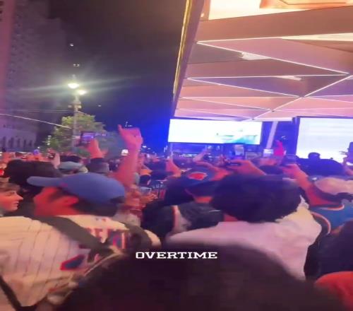 不知道的以为夺冠了尼克斯赢东决首胜满街纽约球迷疯狂庆祝