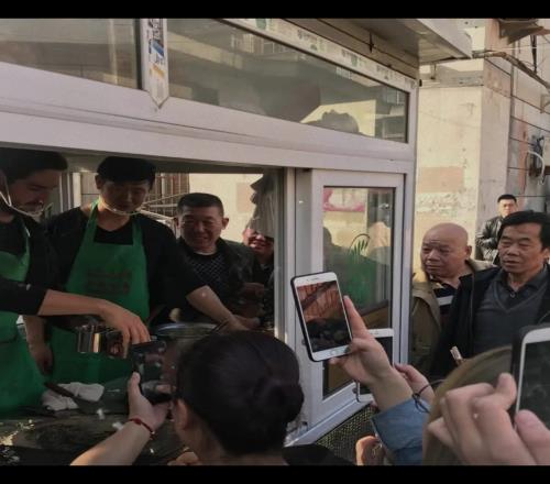 前权健名宿帕托现身天津某店，现场摊煎饼果子给大伙儿吃个乐