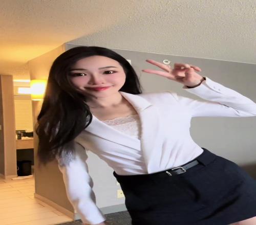 白衣+短裤！孟超一身职业装：今天东决结果会是30还是21