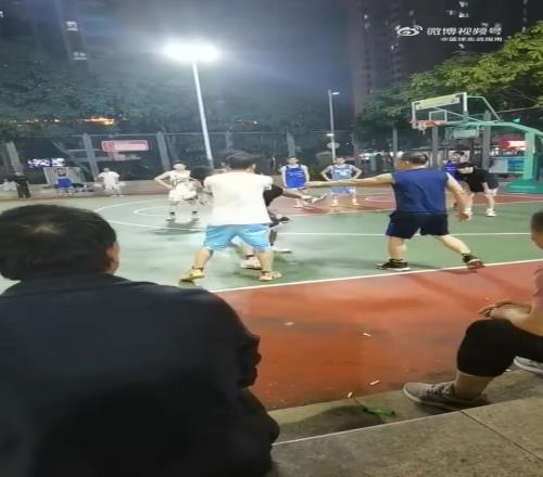 球场冲突，小哥直接倒地抽搐看着很吓人啊！！