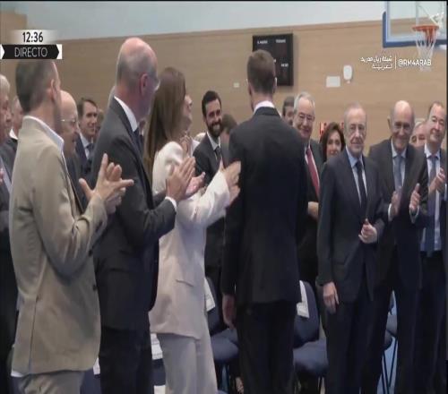 主教练阿隆索来皇马的第一个演讲赢得了全场起立鼓掌！