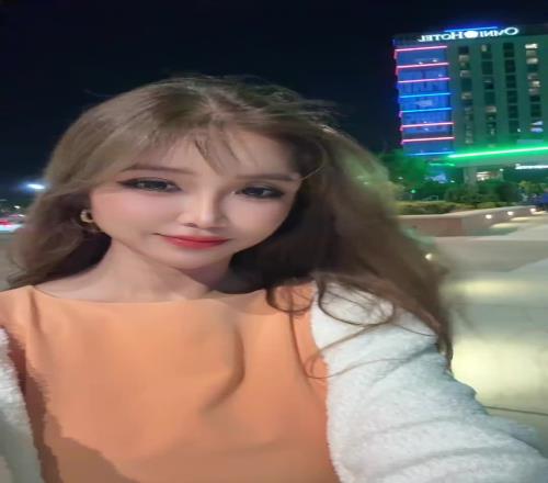 美女记者周玲安：俄城真的就几个高楼赛后都打上了雷霆配色