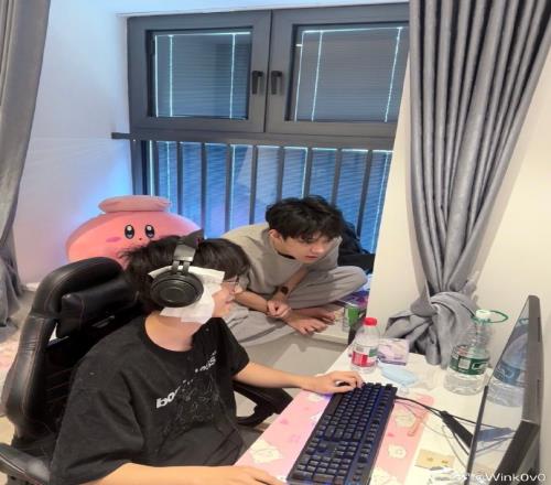 Wink分享与YSKM合照：我心软收留了一位无家可归的人