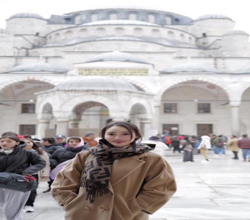 颜值真高！孟超晒旅行照：祝大家假期愉快！