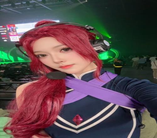DOTA2解说蛋糕晒照：久违的线下赛中途还切了个皮肤嘻嘻