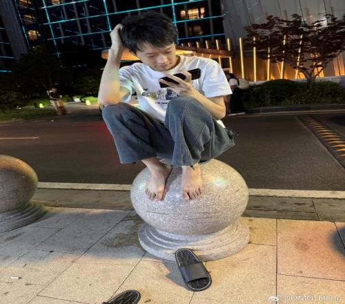 Heng抓拍Shanks光脚蹲坐在街边石墩上：抓乞丐！
