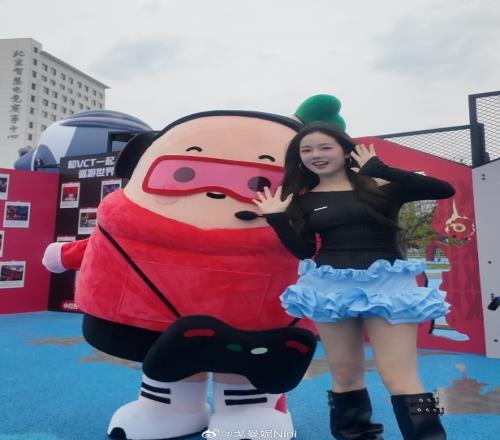 无畏契约美女主持曼妮晒照：来外场打卡啦